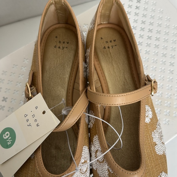 A New Day Floral Tan Mary Jane Shoes Size 9.5 Flat Ballet - Picture 7 of 8